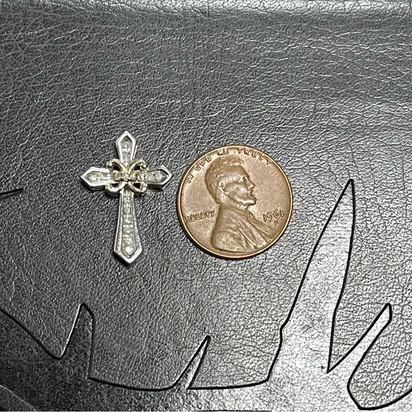 16 1/2 inch chain cross necklace… cross size comparison. - Picture 2 of 4